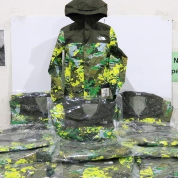 The North Face Boys' Resolve Reflective Rain Jacket- Size Small - Picture 3 of 4